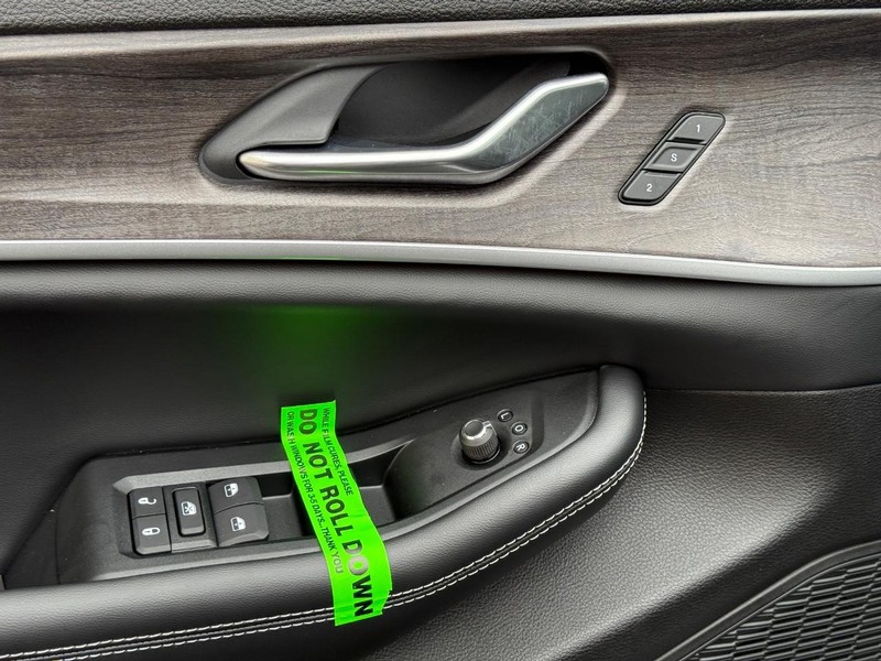 Jeep Grand Cherokee Vehicle Full-screen Gallery Image 19