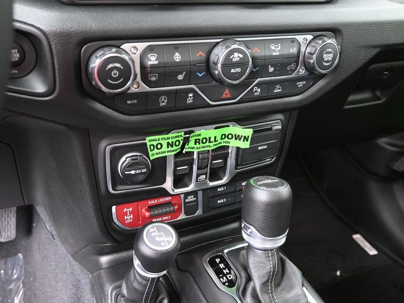 Jeep Gladiator Vehicle Full-screen Gallery Image 10