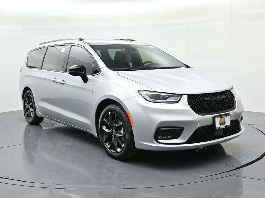 Chrysler Pacifica Vehicle Full-screen Gallery Image 4