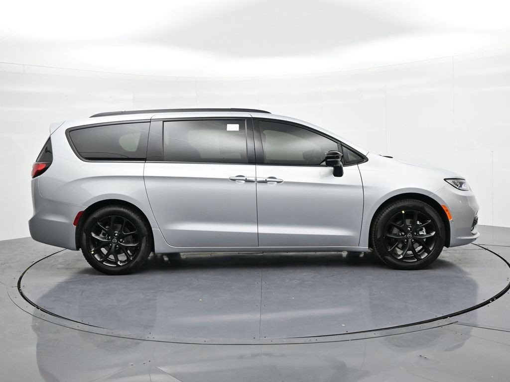 Chrysler Pacifica Vehicle Full-screen Gallery Image 5