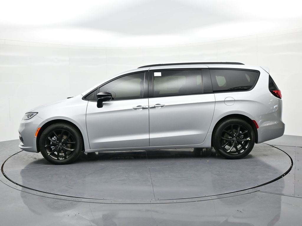 Chrysler Pacifica Vehicle Full-screen Gallery Image 9