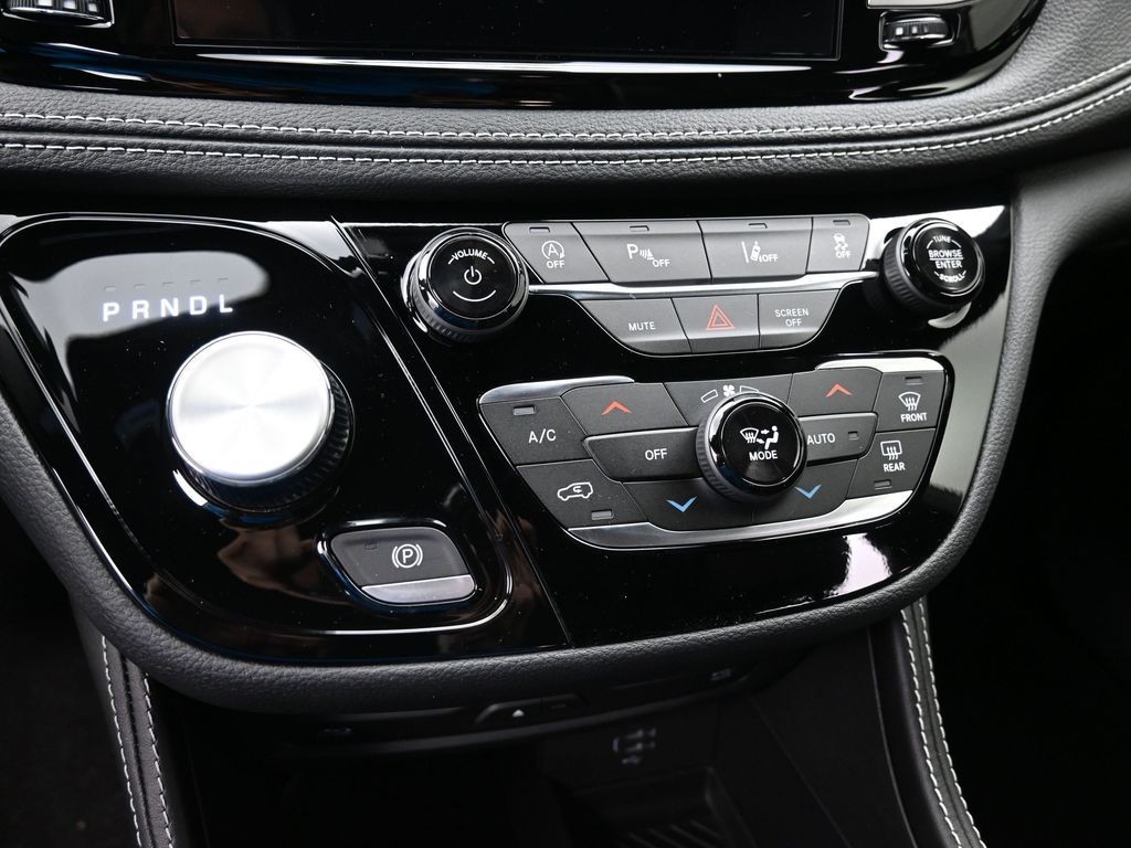 Chrysler Pacifica Vehicle Full-screen Gallery Image 11