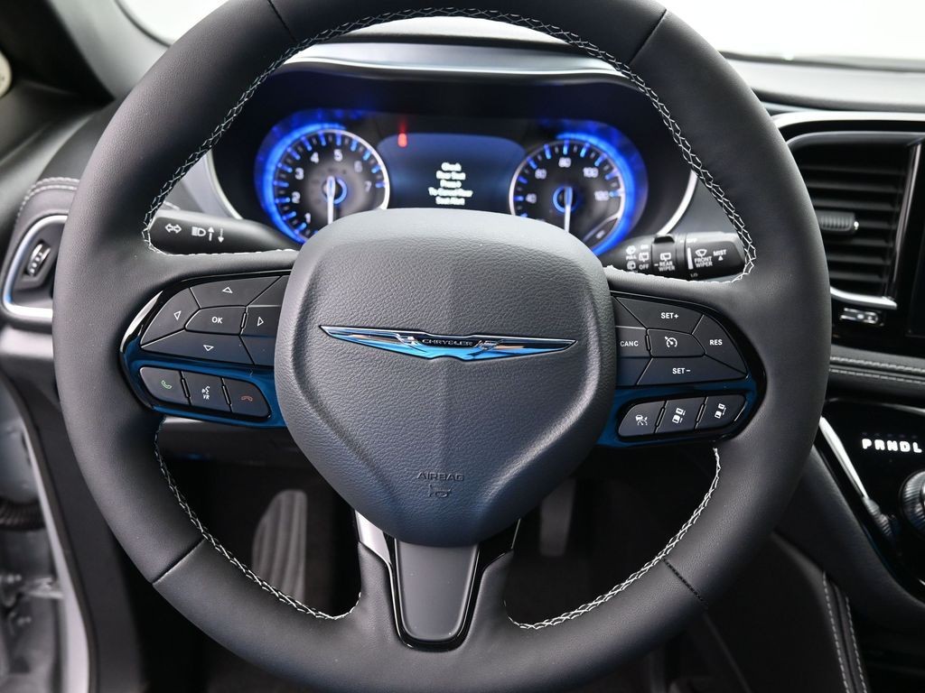 Chrysler Pacifica Vehicle Full-screen Gallery Image 12