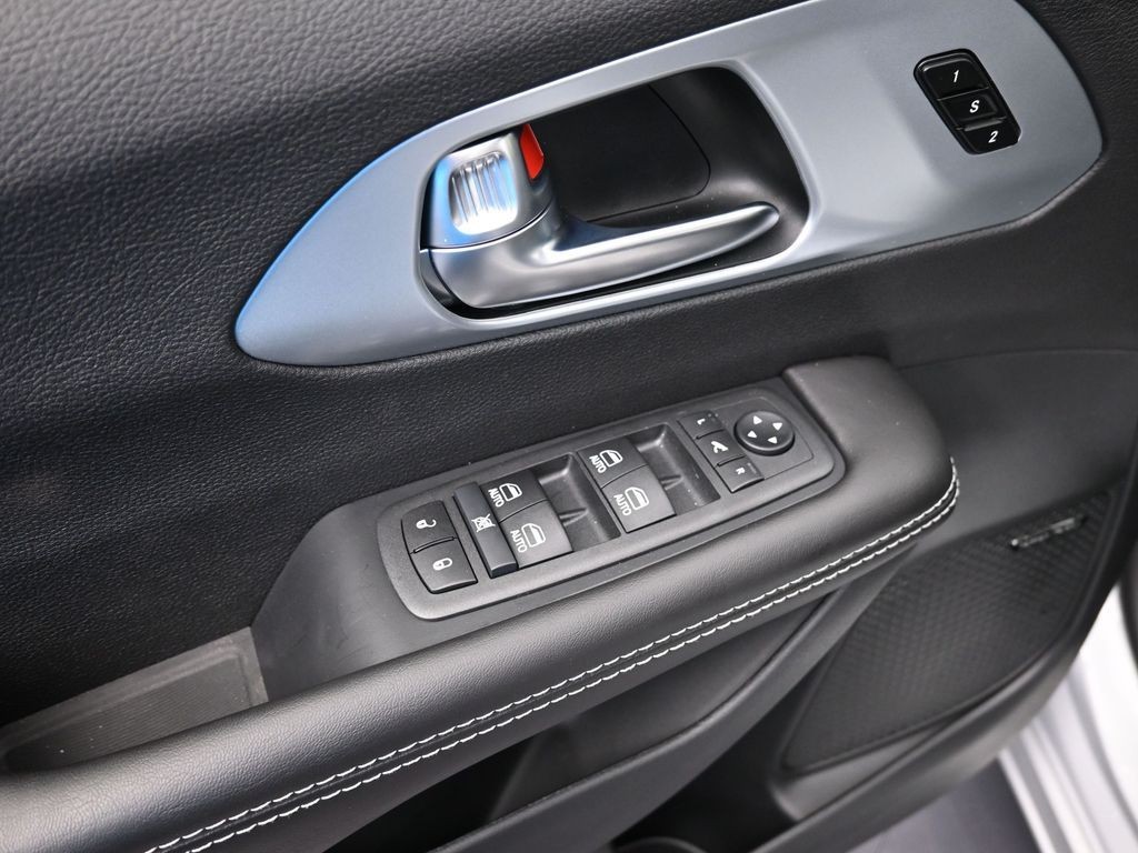 Chrysler Pacifica Vehicle Full-screen Gallery Image 13