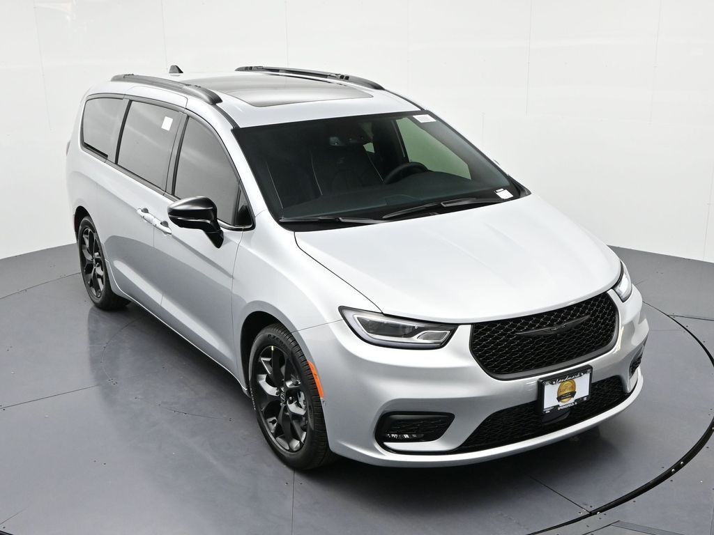 Chrysler Pacifica Vehicle Full-screen Gallery Image 15