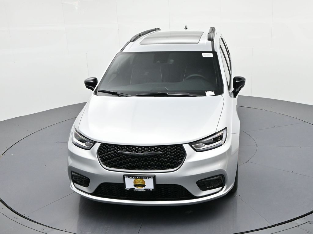 Chrysler Pacifica Vehicle Full-screen Gallery Image 16