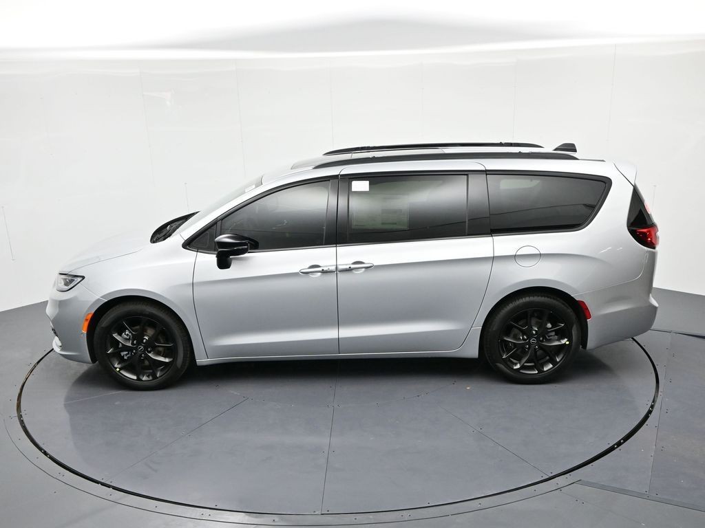 Chrysler Pacifica Vehicle Full-screen Gallery Image 18