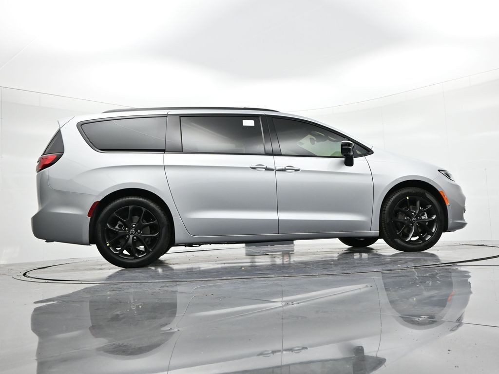 Chrysler Pacifica Vehicle Full-screen Gallery Image 22
