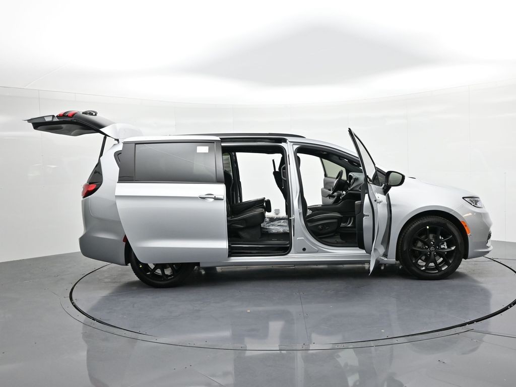 Chrysler Pacifica Vehicle Full-screen Gallery Image 23