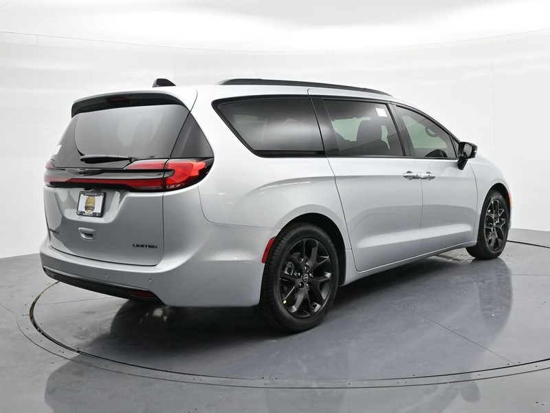 Chrysler Pacifica Vehicle Full-screen Gallery Image 6