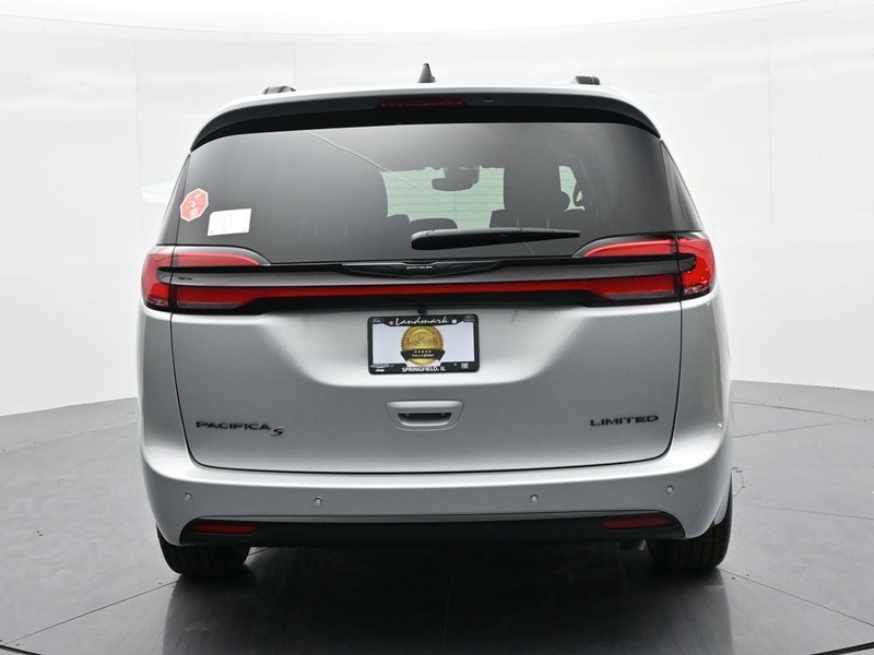 Chrysler Pacifica Vehicle Full-screen Gallery Image 7