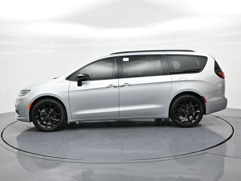 Chrysler Pacifica Vehicle Full-screen Gallery Image 9