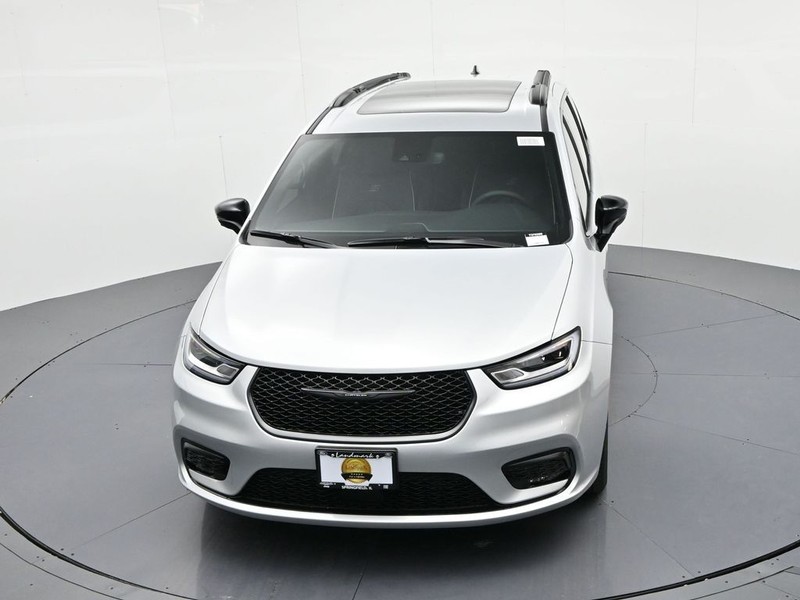 Chrysler Pacifica Vehicle Full-screen Gallery Image 16