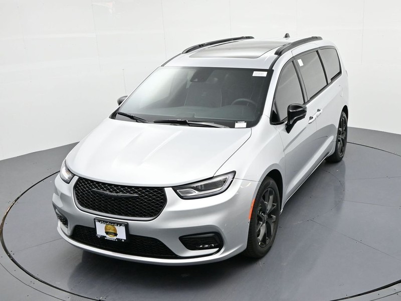 Chrysler Pacifica Vehicle Full-screen Gallery Image 17
