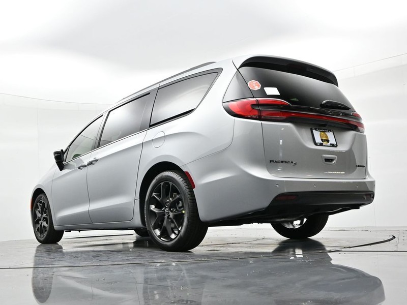 Chrysler Pacifica Vehicle Full-screen Gallery Image 19