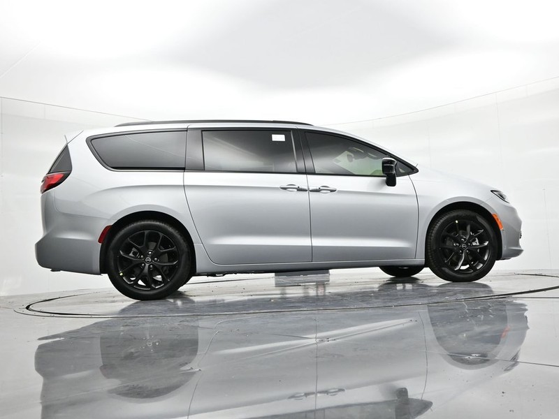 Chrysler Pacifica Vehicle Full-screen Gallery Image 22