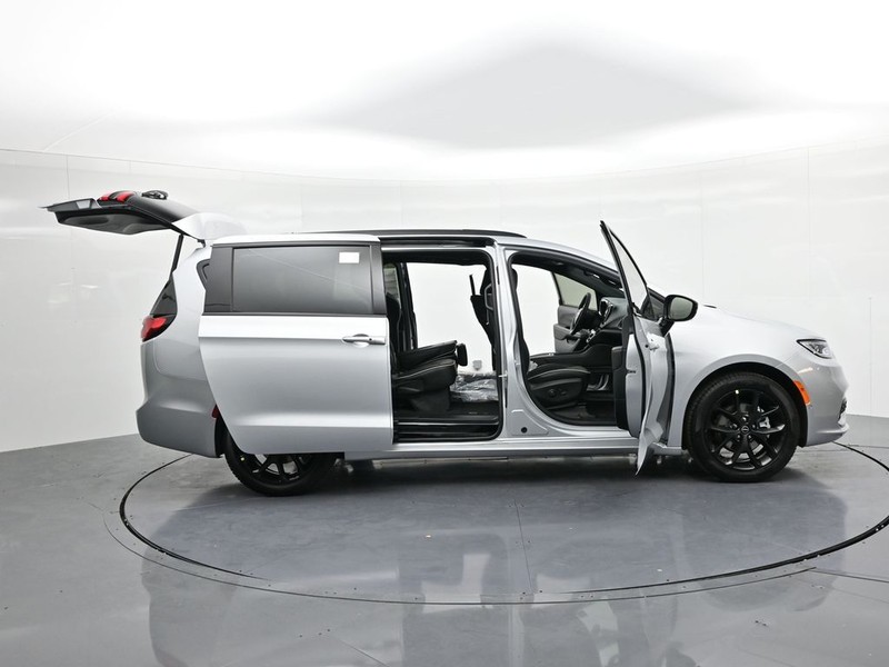 Chrysler Pacifica Vehicle Full-screen Gallery Image 23