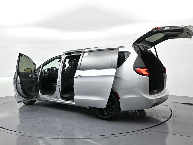 Chrysler Pacifica Vehicle Full-screen Gallery Image 24