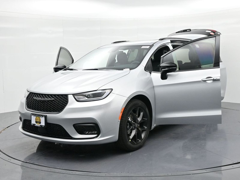 Chrysler Pacifica Vehicle Full-screen Gallery Image 25