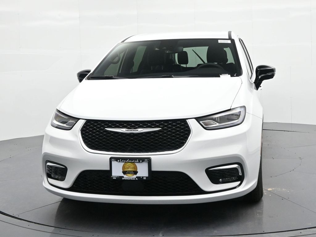 Chrysler Pacifica Vehicle Full-screen Gallery Image 3