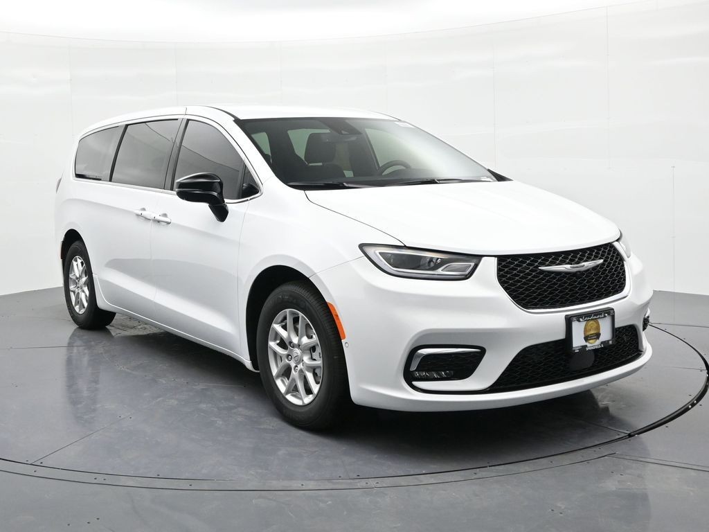 Chrysler Pacifica Vehicle Full-screen Gallery Image 4