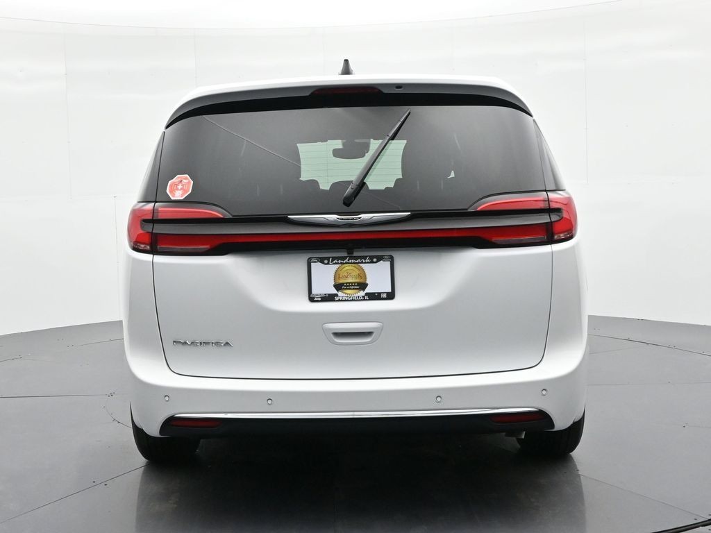 Chrysler Pacifica Vehicle Full-screen Gallery Image 7