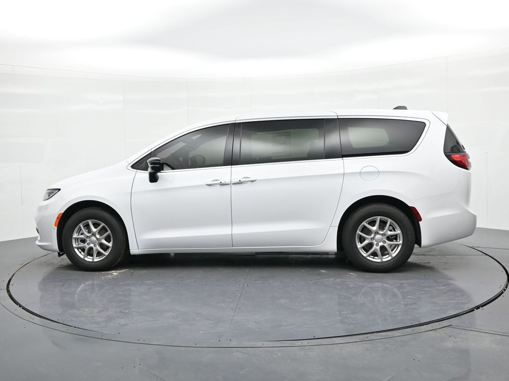 Chrysler Pacifica Vehicle Full-screen Gallery Image 9