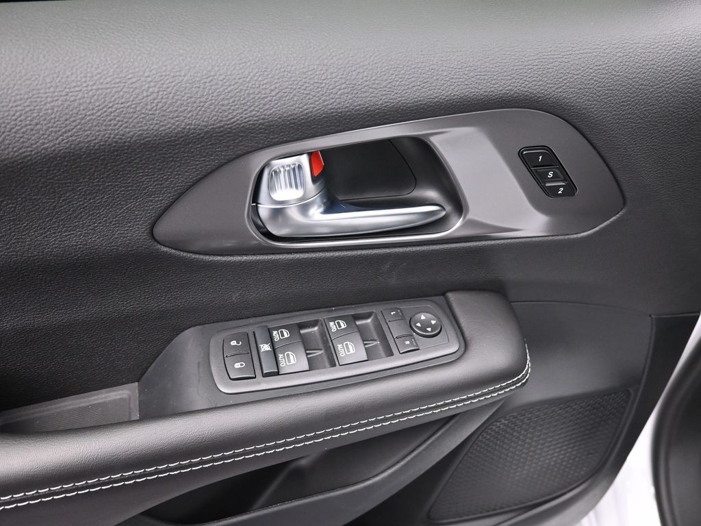 Chrysler Pacifica Vehicle Full-screen Gallery Image 11