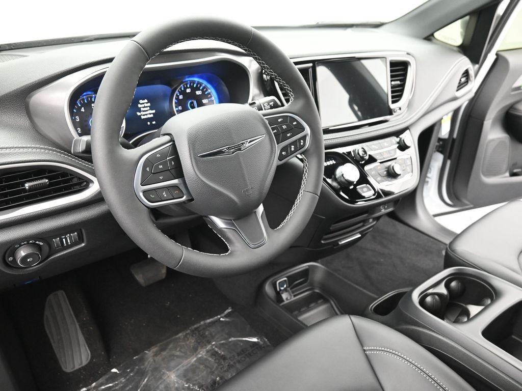 Chrysler Pacifica Vehicle Full-screen Gallery Image 16