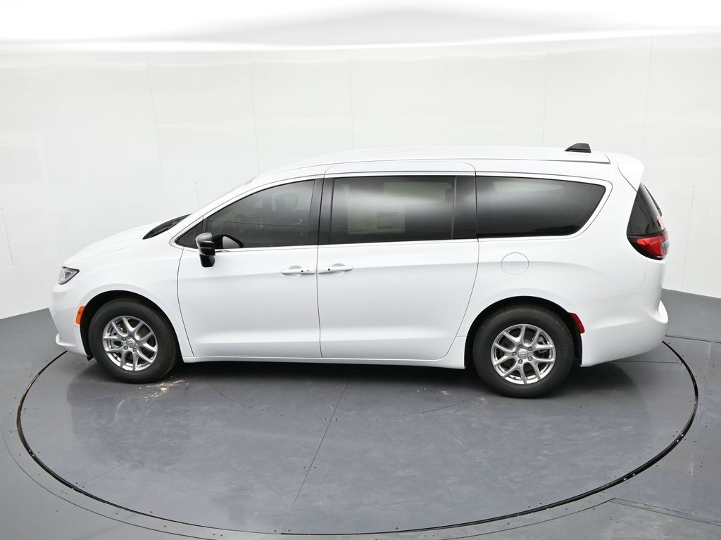 Chrysler Pacifica Vehicle Full-screen Gallery Image 20
