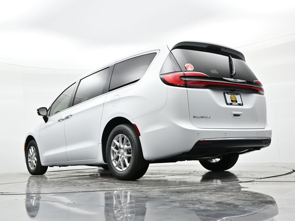 Chrysler Pacifica Vehicle Full-screen Gallery Image 21
