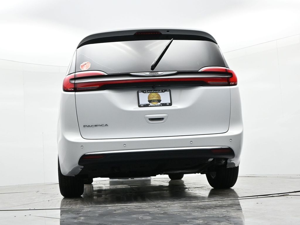 Chrysler Pacifica Vehicle Full-screen Gallery Image 22