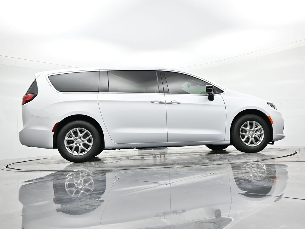 Chrysler Pacifica Vehicle Full-screen Gallery Image 24