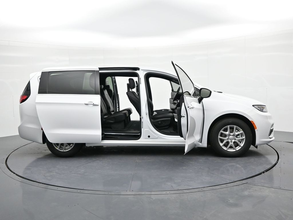 Chrysler Pacifica Vehicle Full-screen Gallery Image 25