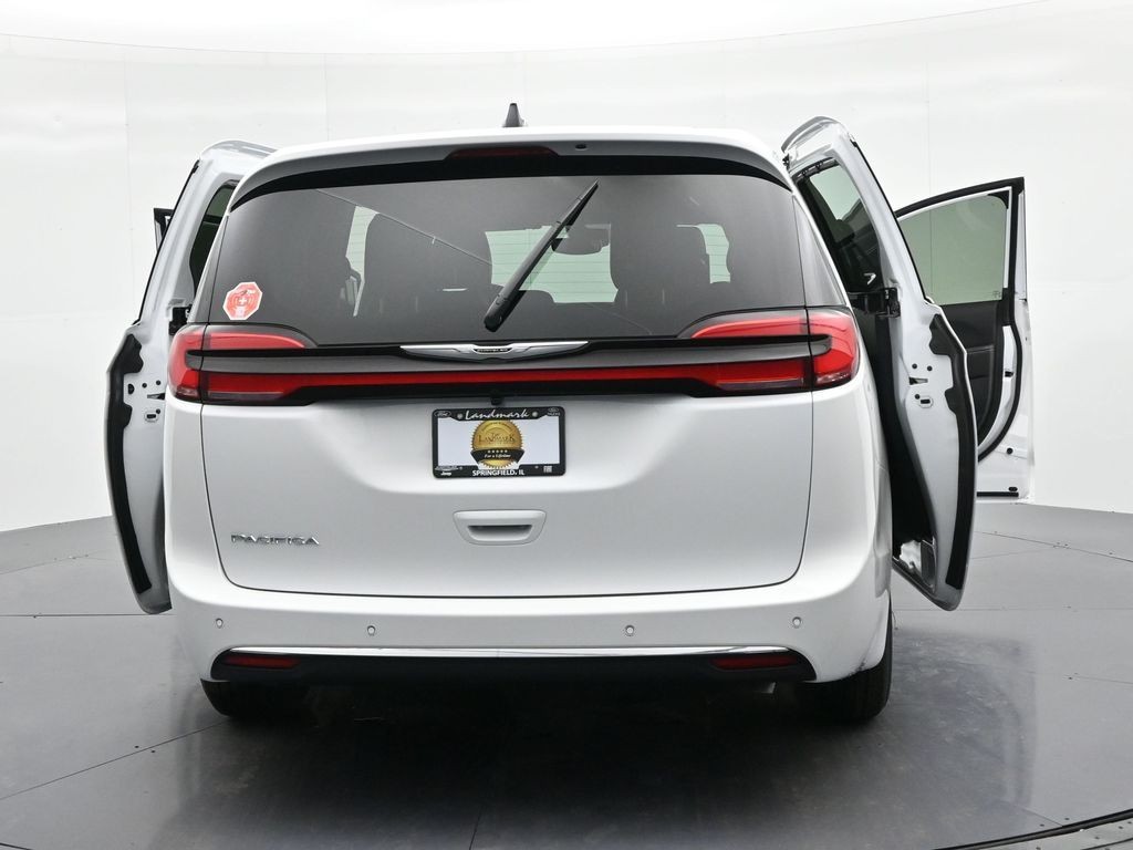 Chrysler Pacifica Vehicle Full-screen Gallery Image 28