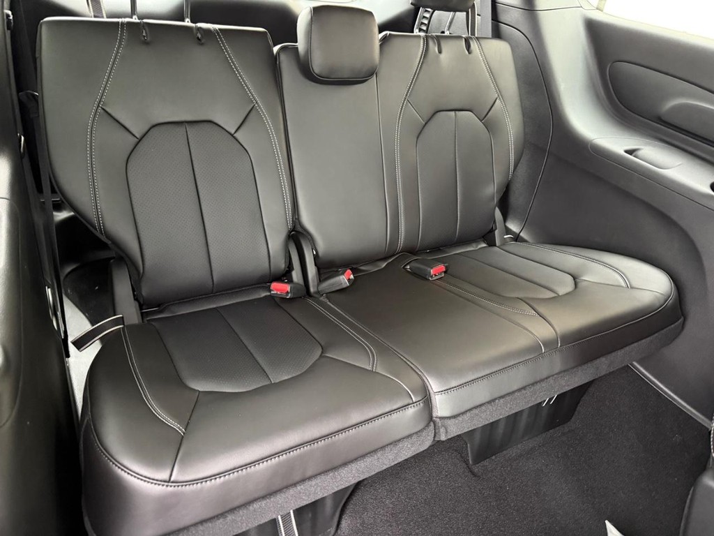 Chrysler Pacifica Vehicle Full-screen Gallery Image 5