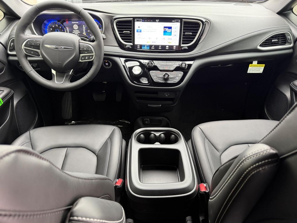 Chrysler Pacifica Vehicle Full-screen Gallery Image 7