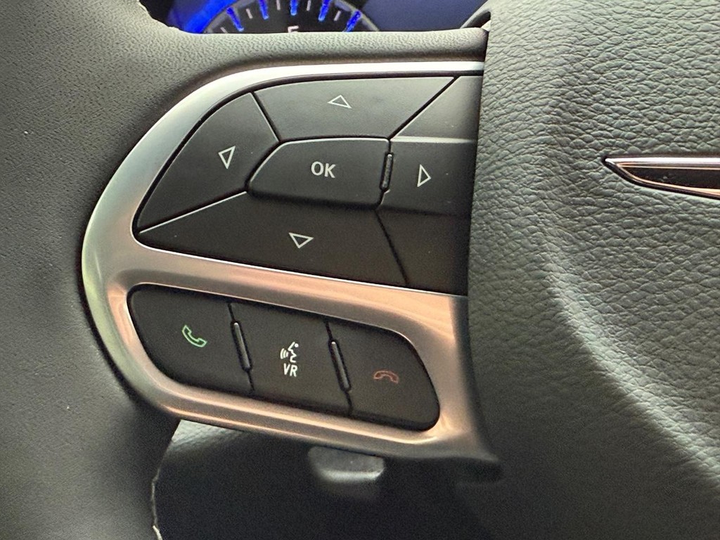 Chrysler Pacifica Vehicle Full-screen Gallery Image 9