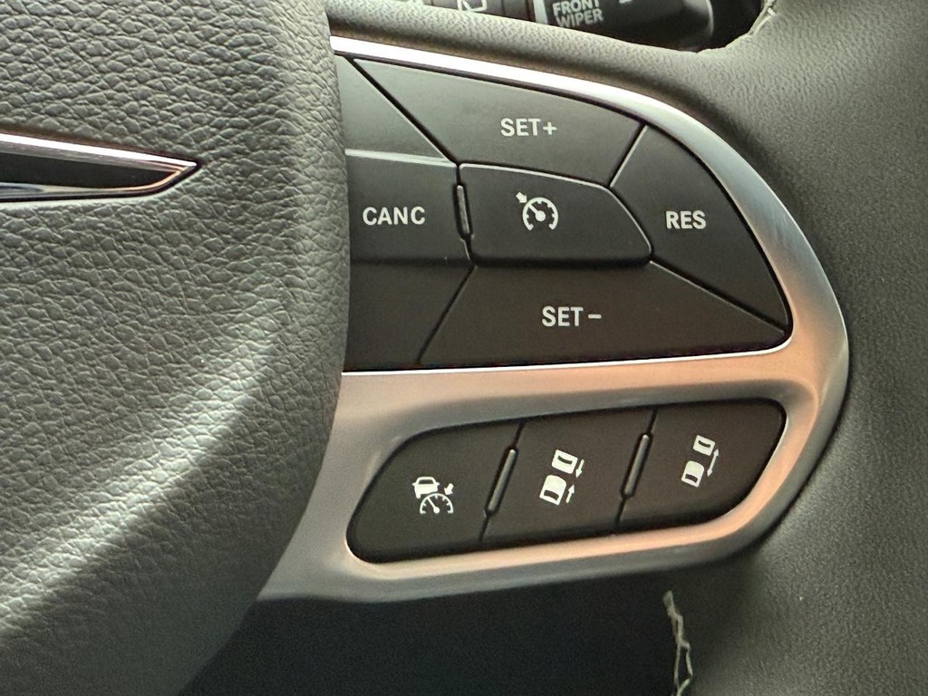 Chrysler Pacifica Vehicle Full-screen Gallery Image 10