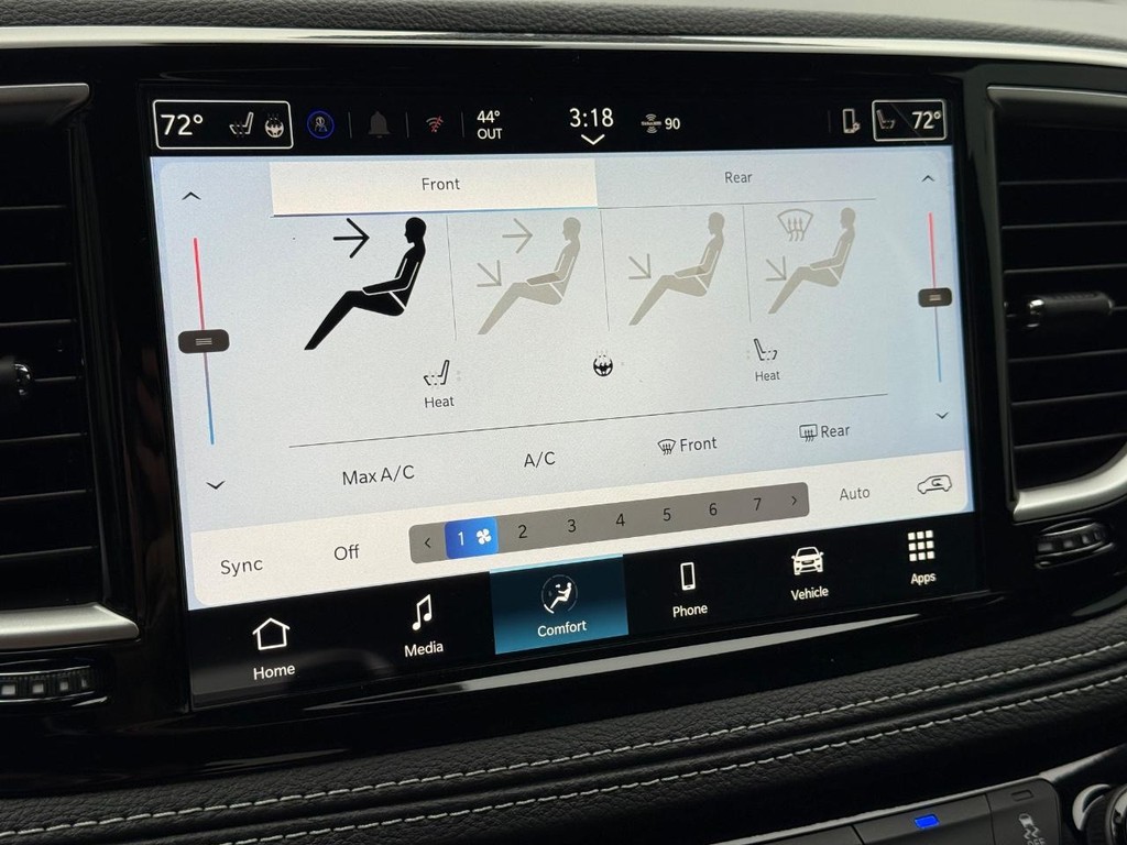 Chrysler Pacifica Vehicle Full-screen Gallery Image 13