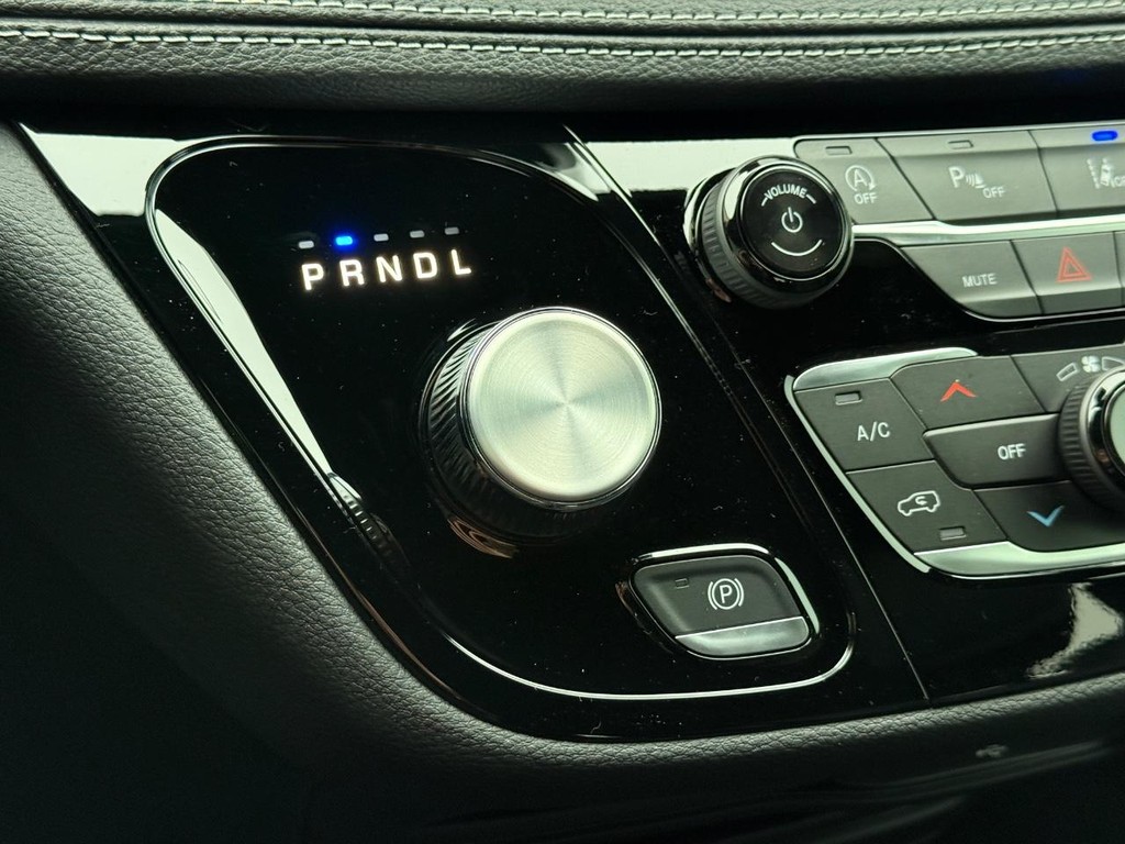 Chrysler Pacifica Vehicle Full-screen Gallery Image 15