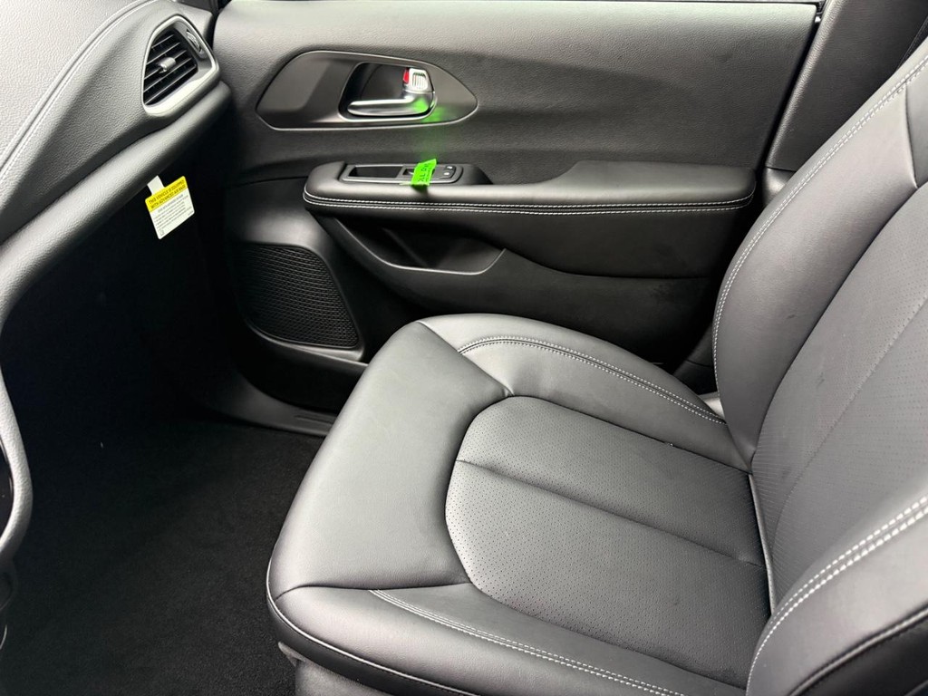 Chrysler Pacifica Vehicle Full-screen Gallery Image 17