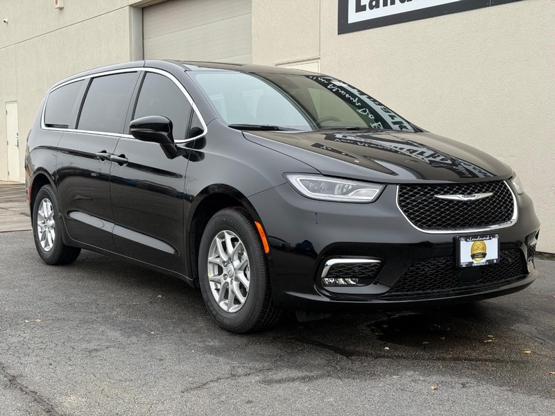 Chrysler Pacifica Vehicle Full-screen Gallery Image 2