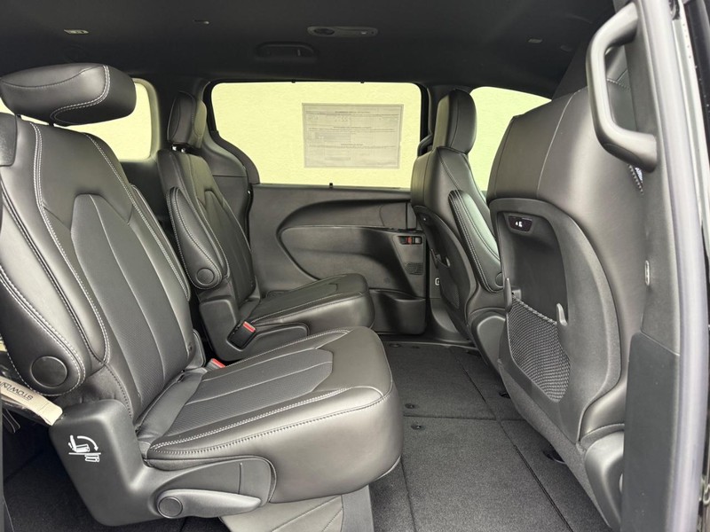 Chrysler Pacifica Vehicle Full-screen Gallery Image 6