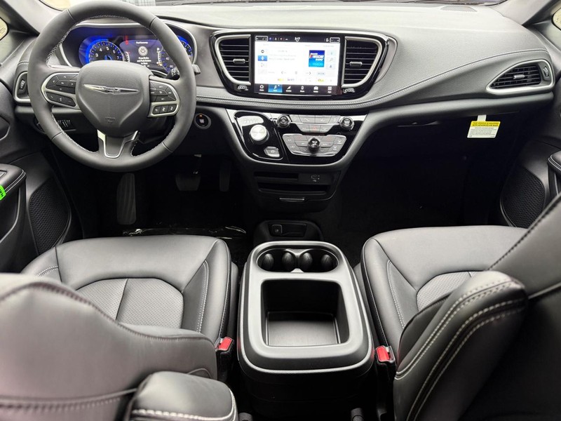 Chrysler Pacifica Vehicle Full-screen Gallery Image 7