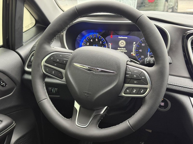 Chrysler Pacifica Vehicle Full-screen Gallery Image 8