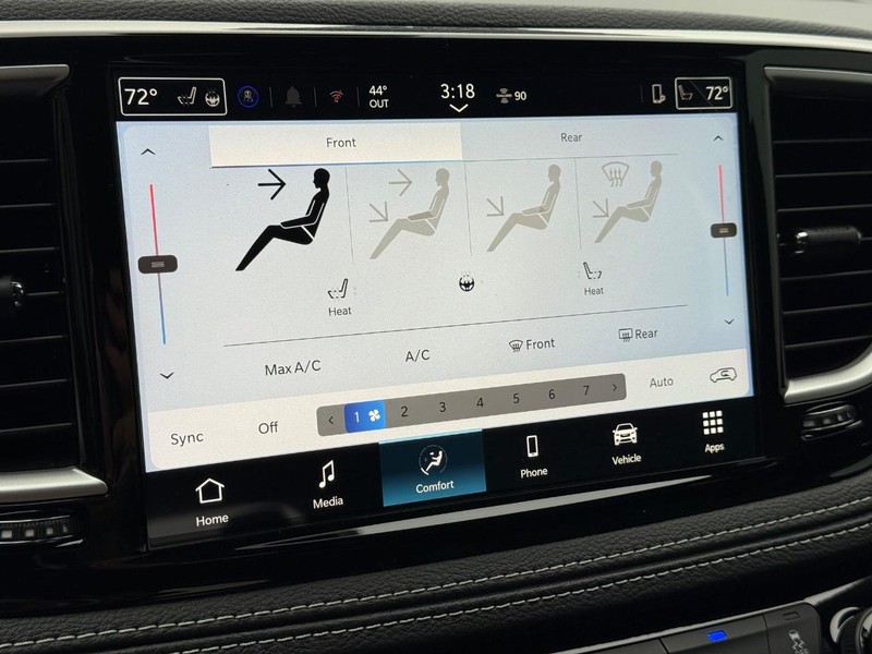 Chrysler Pacifica Vehicle Full-screen Gallery Image 13