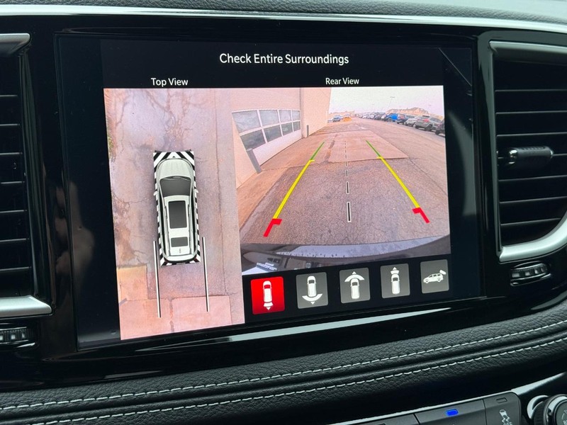 Chrysler Pacifica Vehicle Full-screen Gallery Image 14