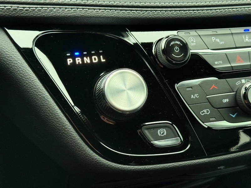 Chrysler Pacifica Vehicle Full-screen Gallery Image 15