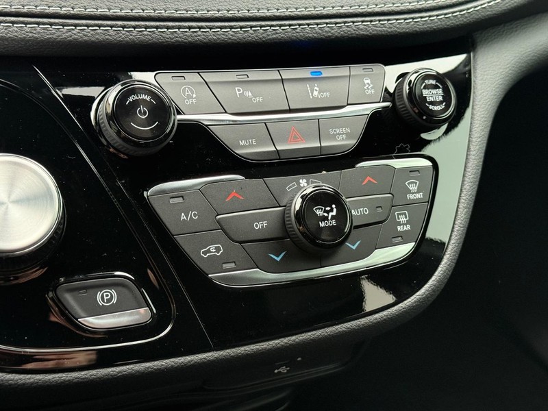 Chrysler Pacifica Vehicle Full-screen Gallery Image 16